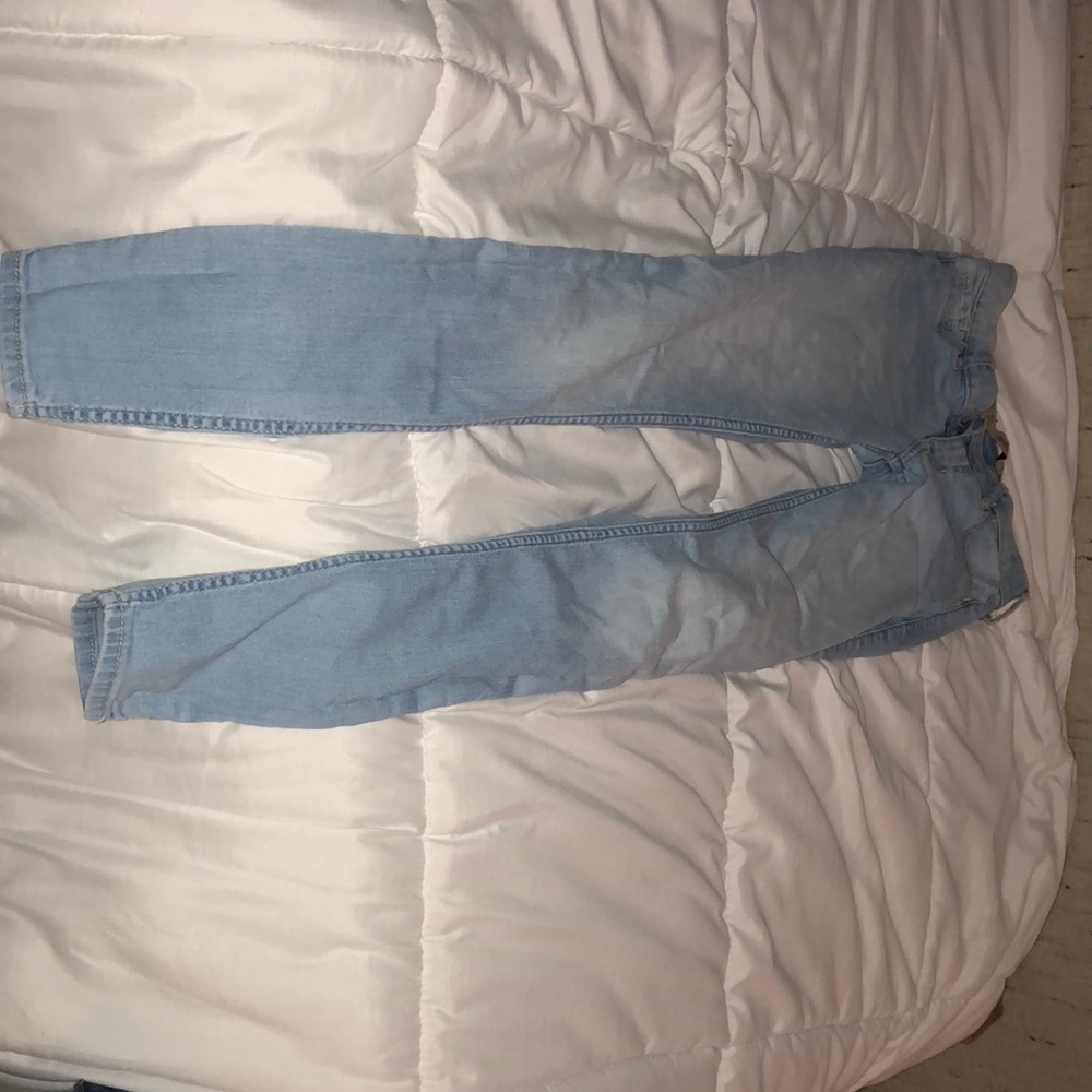 light colored holliser skinny jeans